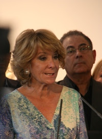 Esperanza Aguirre rinde homenaje al talento de Jesús del  Pozo en la inauguración de Cibeles Fashion Week 2011