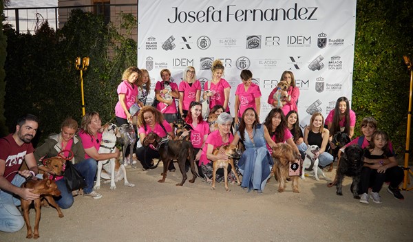 Desfile solidario Josefa Fernández a beneficio de la protectora de animales  Mirando a los Ojos, en Boadilla del Monte