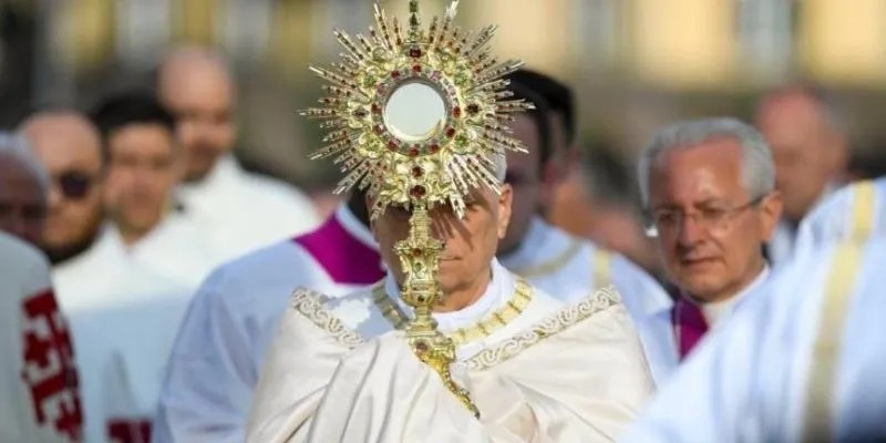 Más de 30.000 claveles llenarán el centro de Madrid, para la procesión del Corpus Christi con el Papa León XIV
