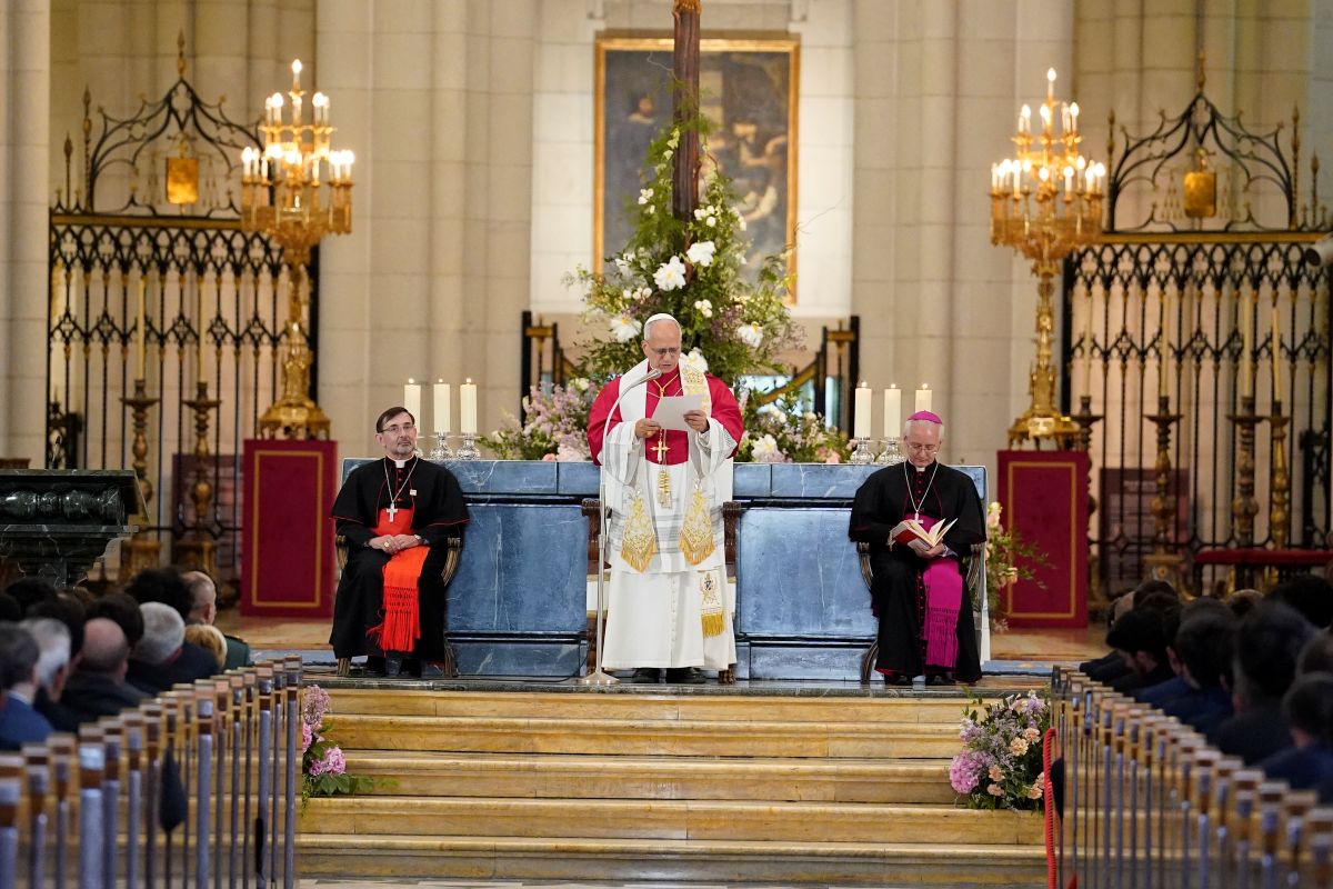 El Papa León XIV homenajea a la Virgen de la Almudena y le obsequia una rosa de oro