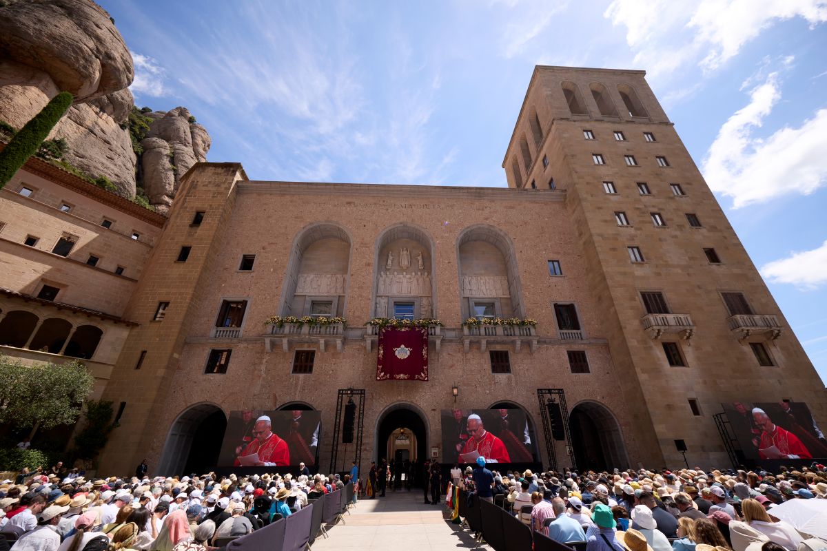 León XIV rezó el Santo Rosario en la Abadía de Montserrat