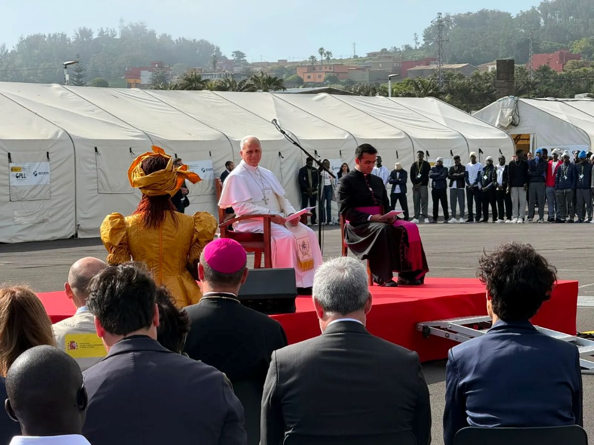 León XIV se encuentra con migrantes en Tenerife