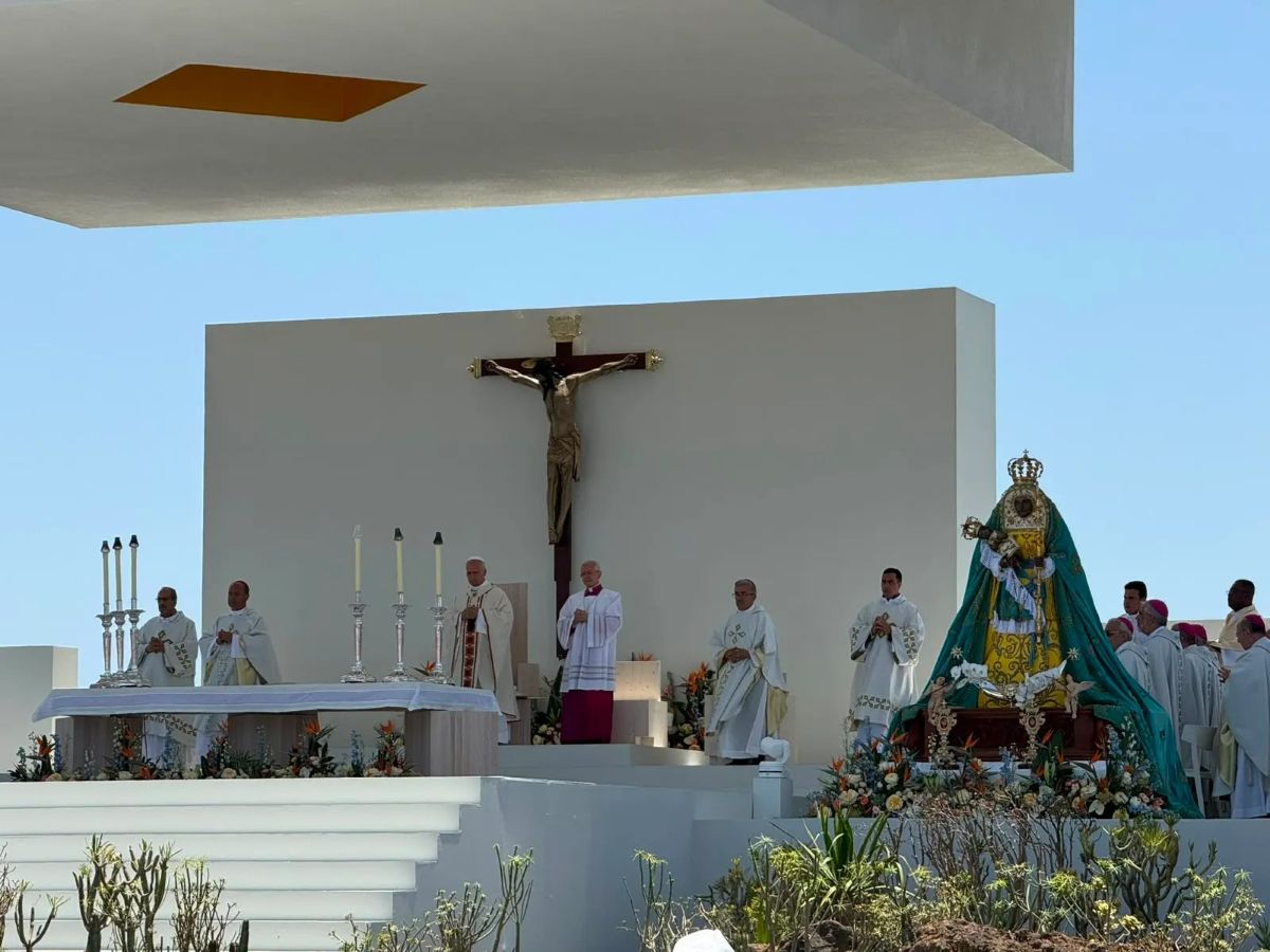 León XIV preside la última Misa de su viaje, en el puerto de Santa Cruz de Tenerife